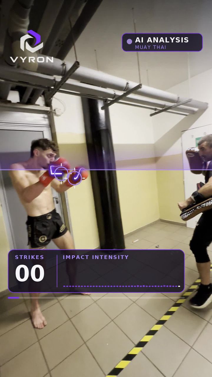 HUD na začátku kola: počítadlo úderů 00 a graf intenzity.