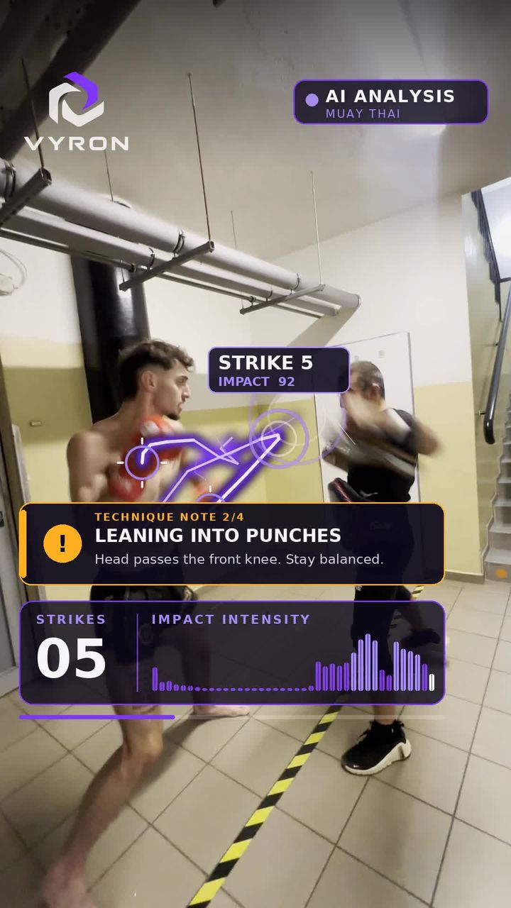 HUD s technickou poznámkou „Leaning into punches“ – hlava se dostává před přední koleno.
